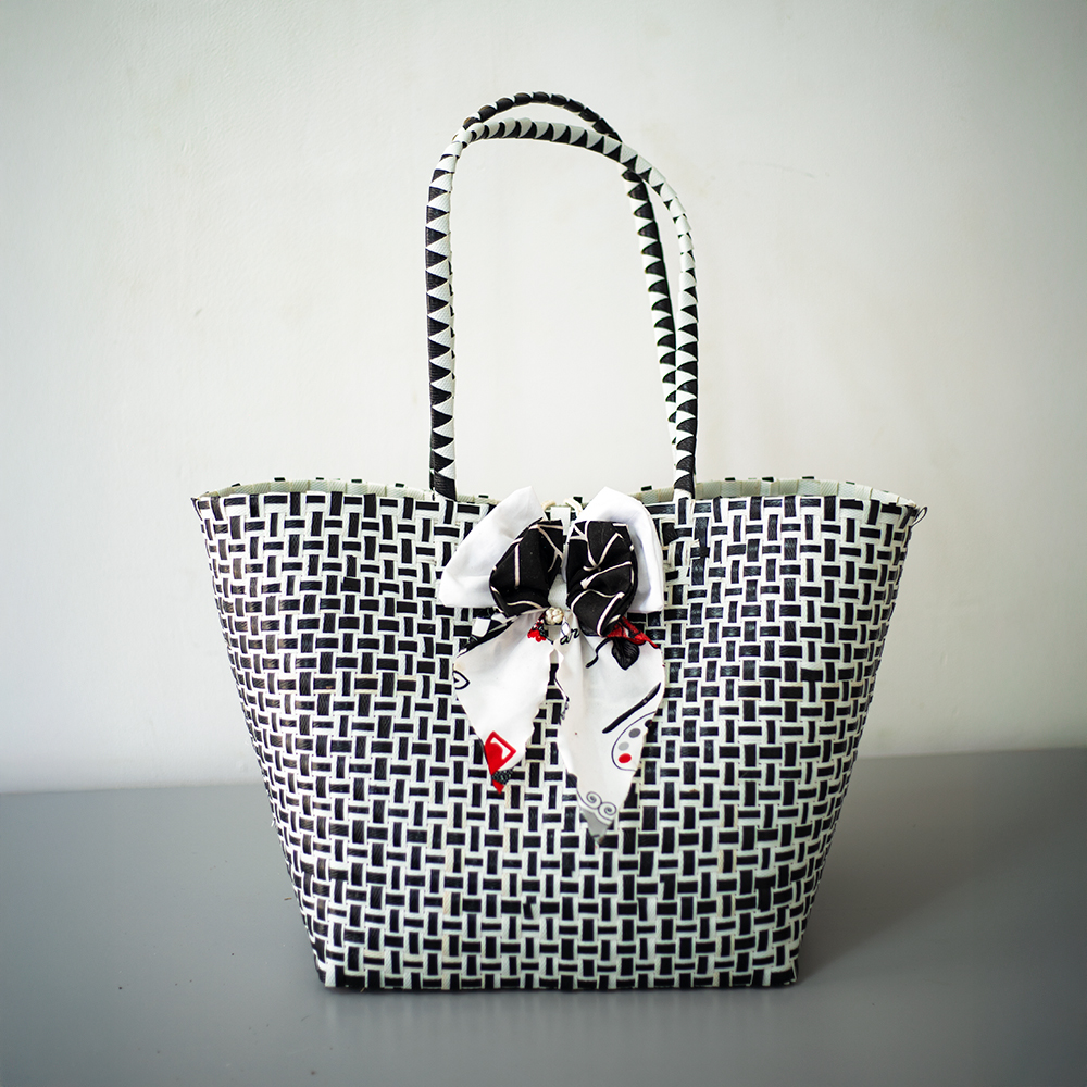 Bolso de cuadros negros