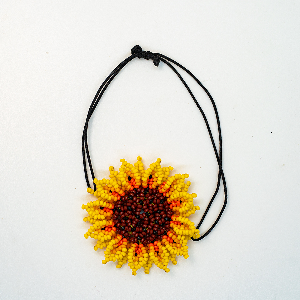Collar de flor amarilla