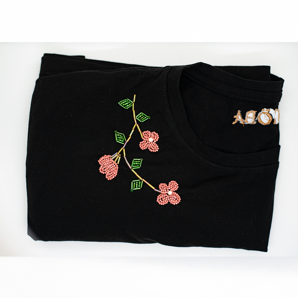 Camisa negra de flores