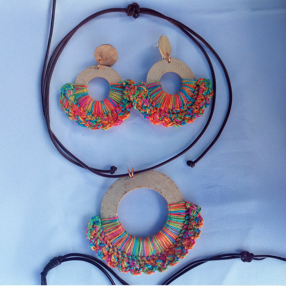 Manilla y aretes decorativo