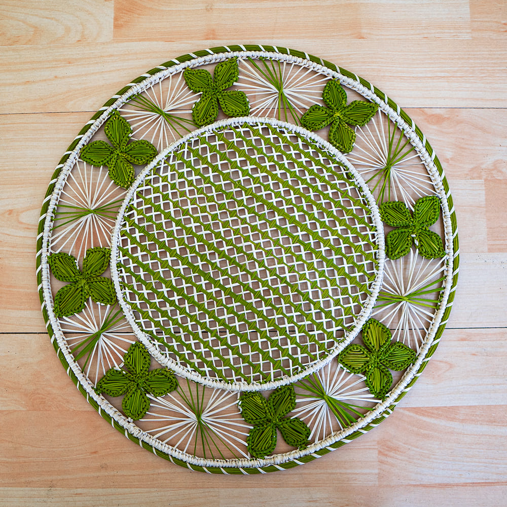 Individual con flores verdes