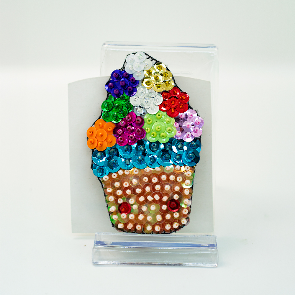 Broche de canasto de flores