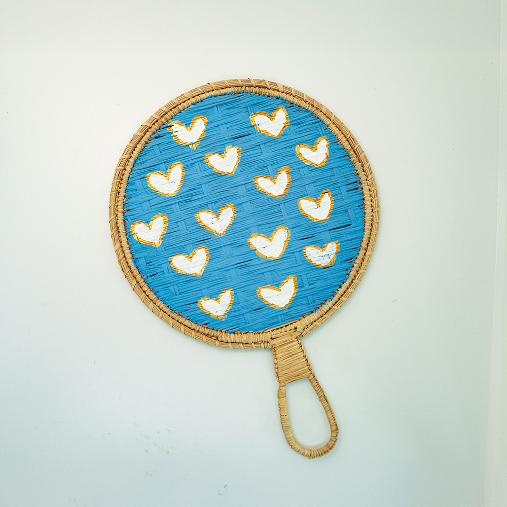Abanico azul con corazones
