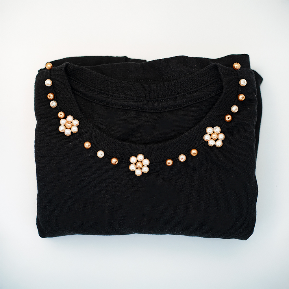 Camisa negra de florecitas blancas