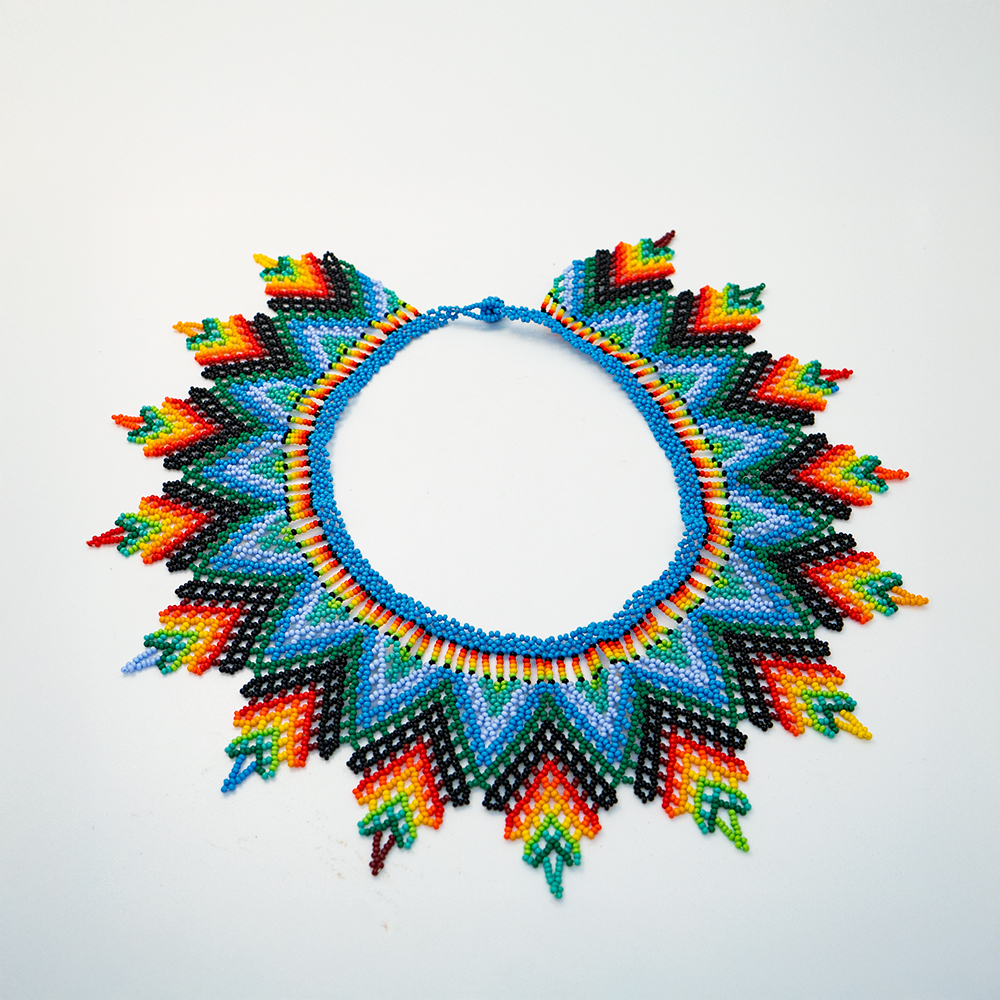 Collar azul con colores