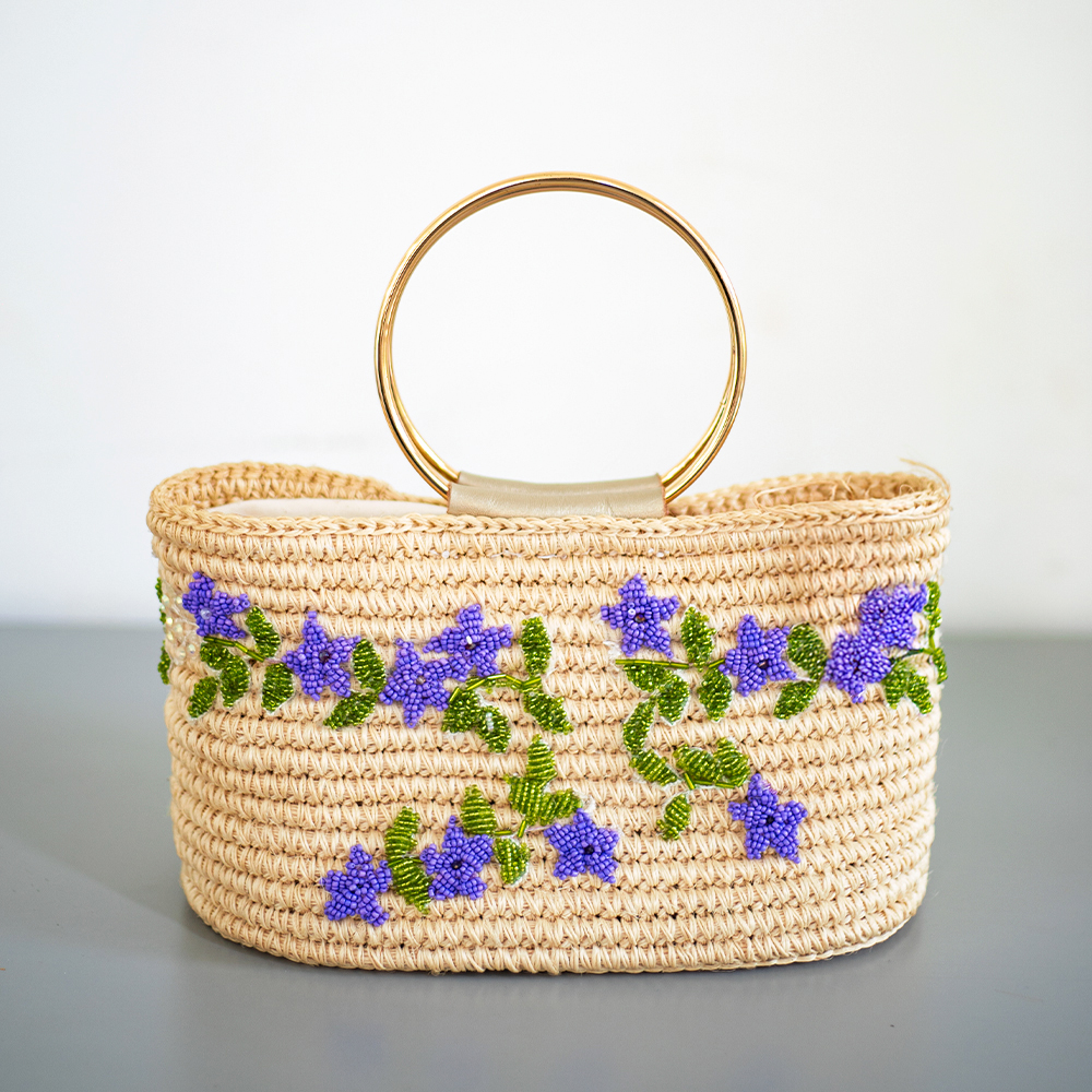 Bolso con flores moradas