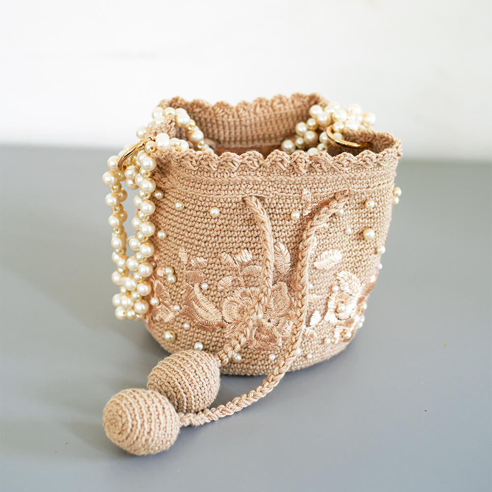 Mochila beige con perlas